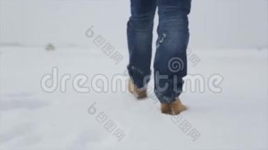 在雪地里<strong>行走</strong>的人。 人在雪地上<strong>行走</strong>，脚印在雪地里，在后面.. 冬天人们在田野里散步